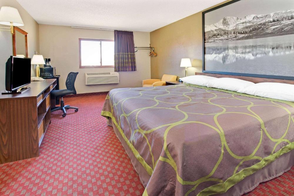King Room with Bath Tub - Mobility Accessible/Non-Smoking interior